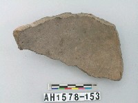 藏品(褐色細砂硬陶底部殘件)的圖片